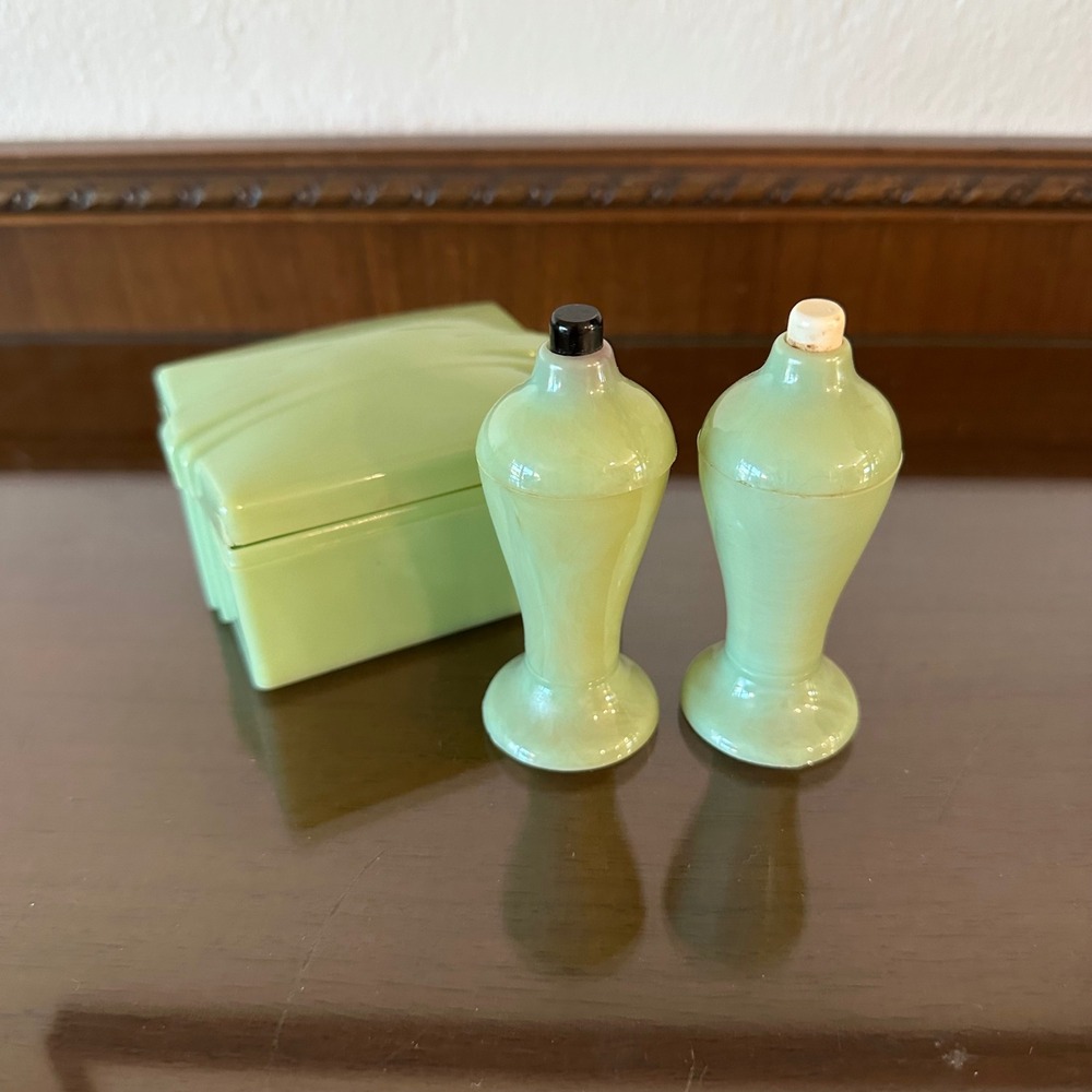 Vintage Carvanite Los Angeles MPC Green Trinket Box and Shakers Set Art Deco